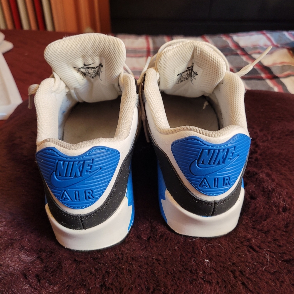 Sneakers - Picture 3 of 4